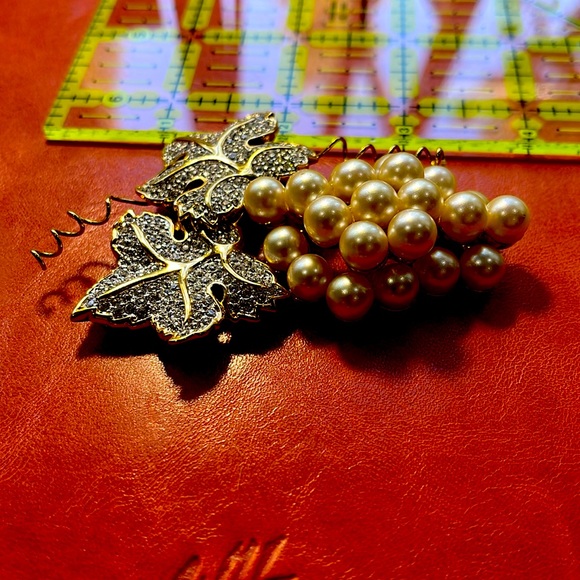 Swarovski crystal, pearl and grape cluster brooch - Picture 4 of 5
